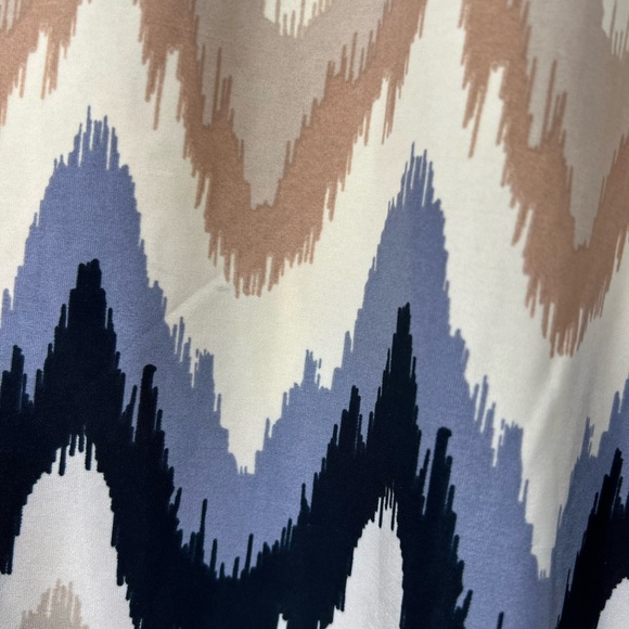 Tacera Monochrome Patterned Top - Picture 5 of 16